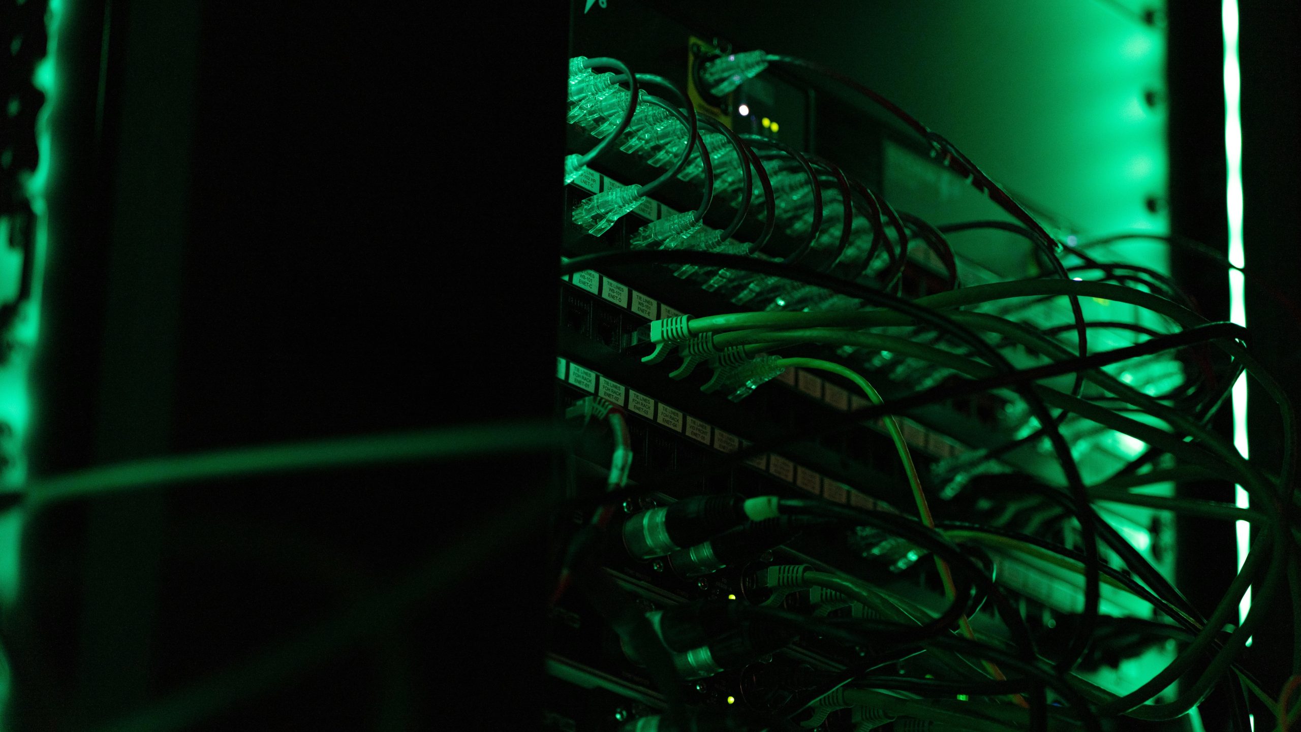 Comparison chart of best practices for fault tolerance vs common mistakes