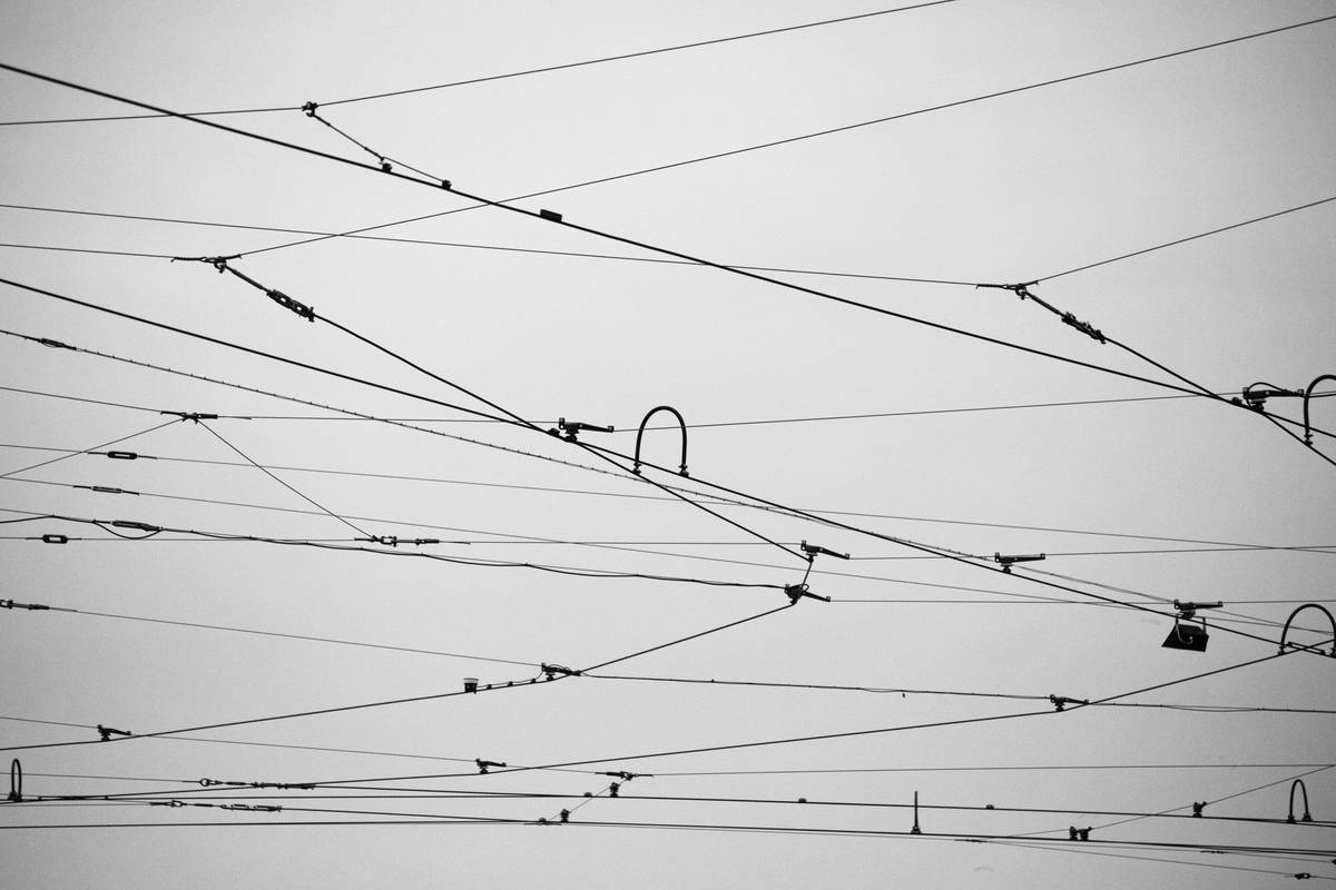 Infographic illustrating how fault tolerance keeps servers operational during hardware failure.