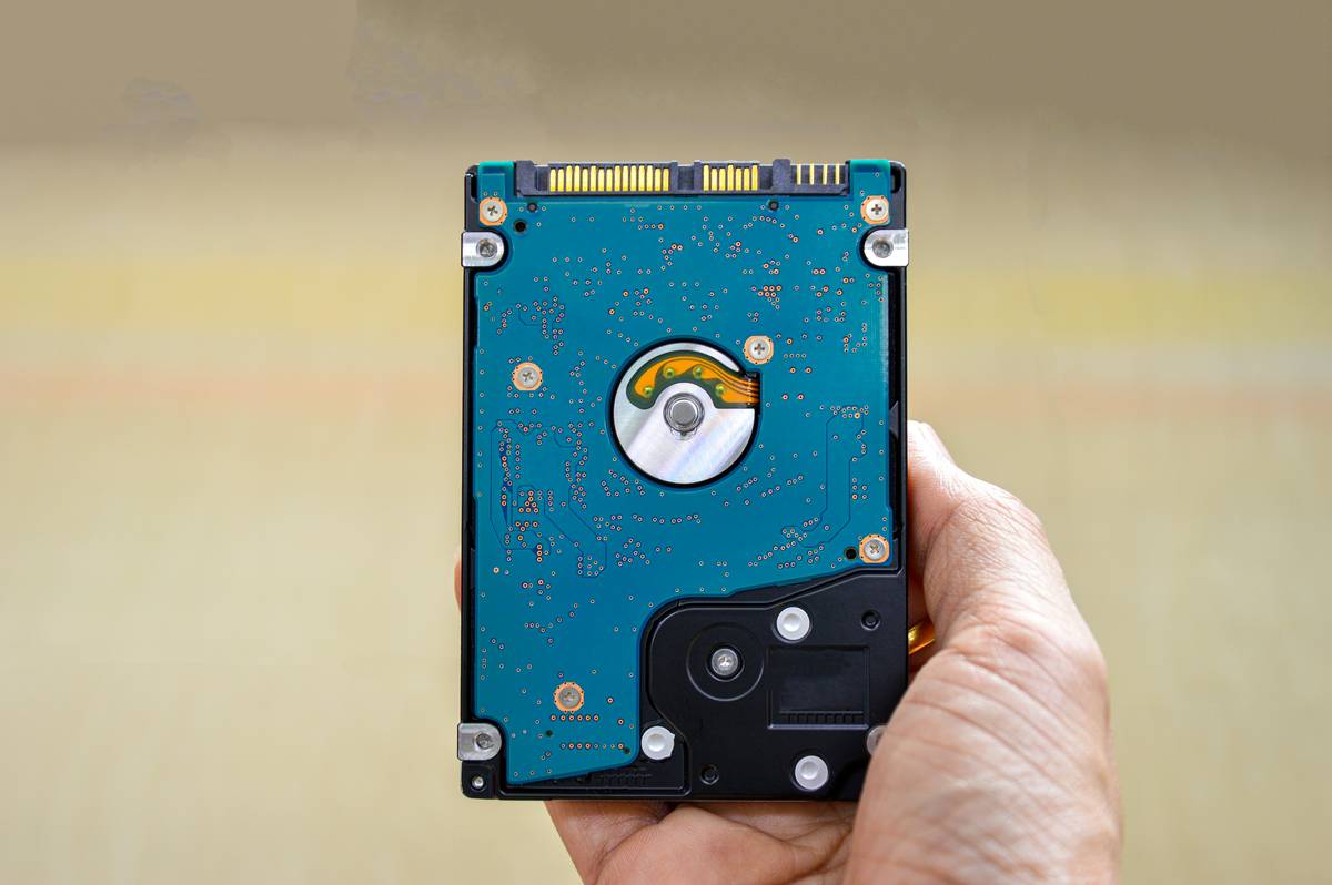 Infographic showing fault tolerance prevents downtime but not data loss; data recovery services handle physical and logical failures post-incident